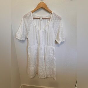 Roan + Ryan Women’s white Dress puff sleeves and tiered. Size M